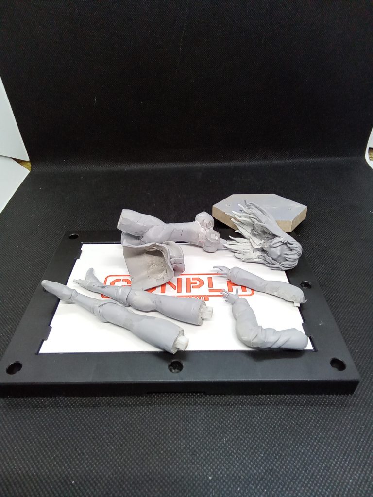 今回の分割結合しながら仕上げていった為 最終的に本体(胴体と脚)上着(腕付き)頭部 の3個になります