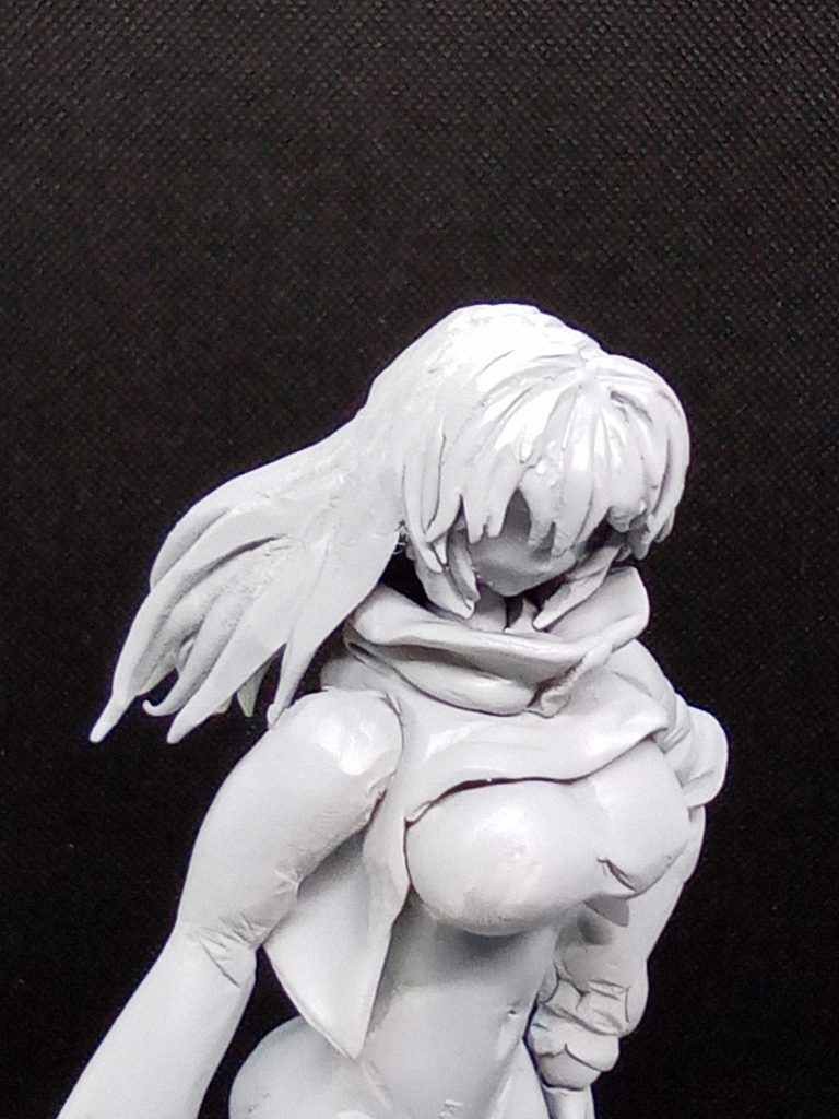 髪の毛の延長作業と上着作り全体にパテを盛ってスタイルの調整もしています