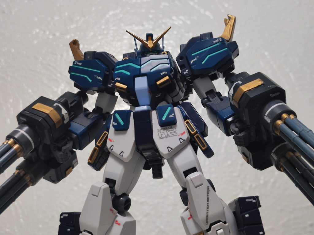 ガンダム第08MS小隊の第10話、震える山前編により、グフが建物の上で現れたシーンに触発されてヘビーアームズで再現しました。