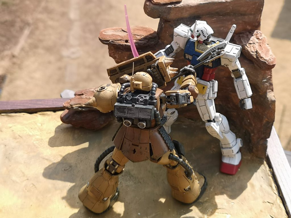 せっかくなのでガンダムとの戦闘シーンも今回の主役はザクなのでガンダム相手でも勝てるのです!