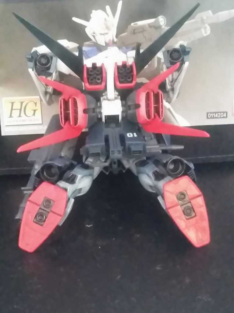 エライ勢いで突っ込むのだから、スラスターは盛りに盛ってます。この年代頃からシールドに防御+何かしらの機能が付きはじめた記憶。