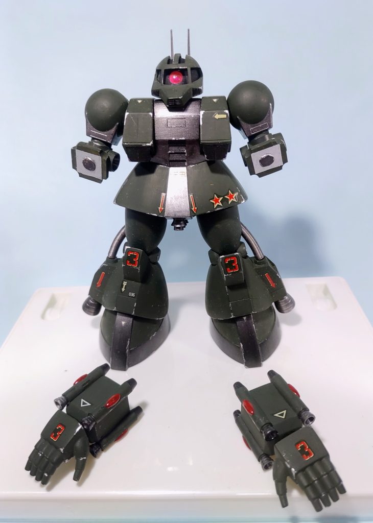 そして最大の見せ場(笑)有線サイコミュを表現するべく、腕手を磁石にて接続、当時は今みたいな良い物は無く、科学雑誌の付録か何かの磁石を埋め込みました(磁力もそれほど強く無いため、むき出しです)