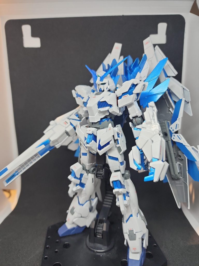 立ち姿です。塗装後にRBコーションデカール(レッド&グレー)を少しだけ貼ってます。