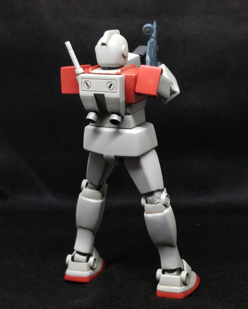 今回はポーズ固定に初めてアルミ線接続を試みたのですが、なかなか難しいものがありました。立ち姿ならともかく、いきなりアクションポーズ(という程のものでもありませんが)でやるのは無理があったようです。腕はライフル~手~肘~肩がどう繋がるのかある程度見えないと、アルミ線を差し込む位置が決められないのですが、アルミ線を差し込まないと繋げられないというジレンマに陥り、結局なんとなくというか、強引に繋げました。下半身は各関節にスペースの余裕がなく、動きを付けるのが難しく、またアルミ線の取り付け方も悪かったため、結局膝はアルミ線を切り飛ばして、エポキシパテで接続、固定しました。本当はもうちょっと脚を開いて、足もしっかり接地させたかったのですが、なんとか立たせるだけで精一杯でした。撮影時は足裏にテープを貼らないと、すぐにコケる有り様でした。各パーツを仕上げてから穴を開けてアルミ線で繋ぐのではなく、最初にアルミ線の通し方をちゃんと考えてからパーツを組むべきでした。次の旧キットMS作成時にこの反省を活かします。その前に実は旧キットMAに取り掛かっているのですが。