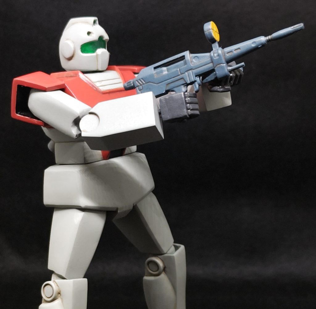 目をクリアパーツ化しています。また膝装甲を設定通りに延長しています。この辺の工作はストーリーにダラダラと書きました。ライフルはFGガンダムのものです。HGのライフルもあったんですが、本体とのバランスを考えて、敢えて貧相なこちらをチョイスしました。肩アーマーの裏を黒く塗ったのが、私的にはこだわりポイントです。