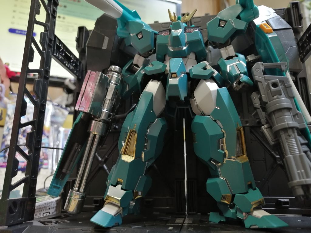 追加武装でカラミイのシールドにトリプルガトリン砲　肩にカラミイのレールガン後ろにはMGヴァーチェガンダムのバックパック装備　カラミイヘッド　