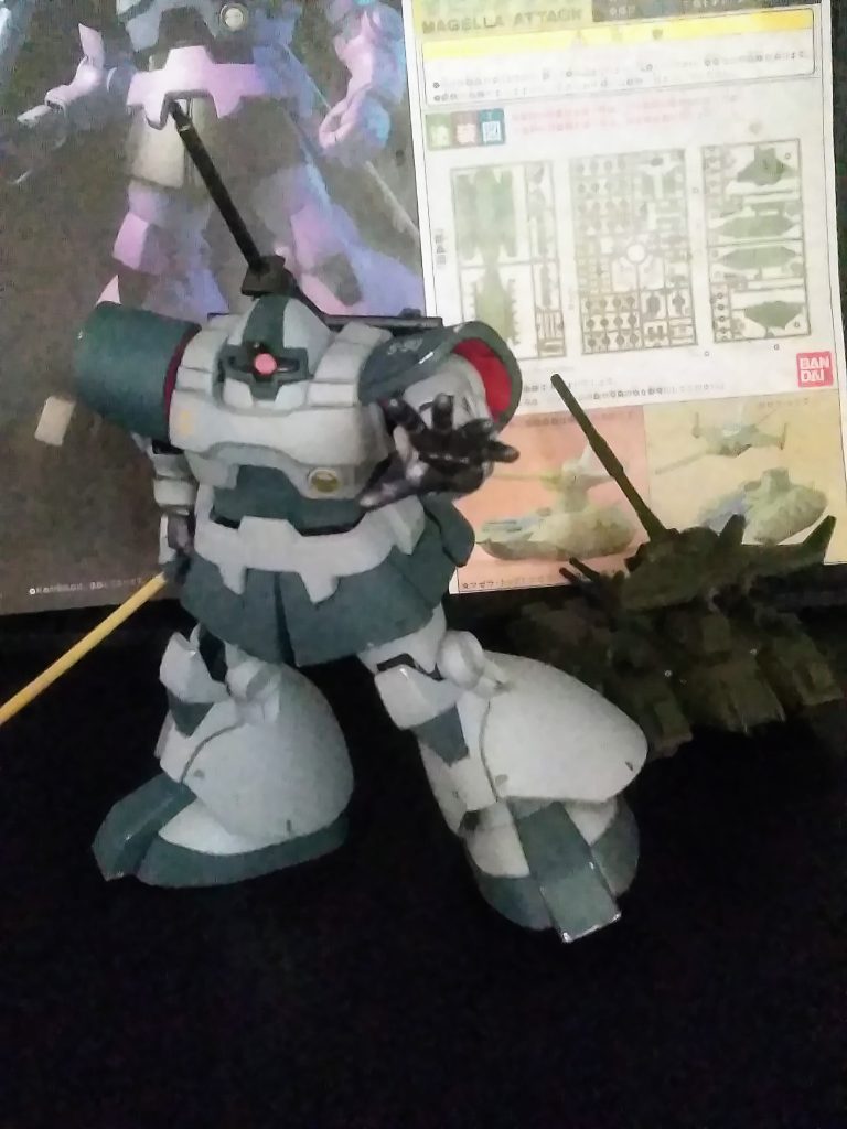 皆様の機体に比べて、スジ彫り(いや、超未熟なんですけどね。)デティールアップ(パーツの配置が壊滅的)等何もしてないし、塗装(カラーリングセンス無し。)も無難な感じです。