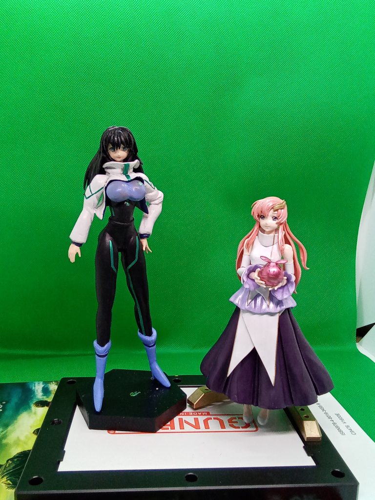 ラクスとの自作フィギュアの参考にしていたラクス様全体に大型化していますが 顔と手はメイのほうが小型です