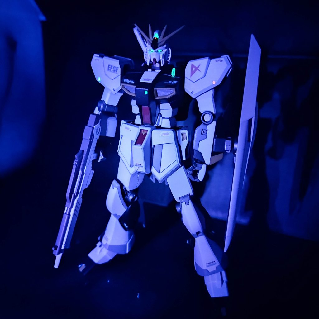 蛍光塗料でツインアイやセンサー部、肩は航空機っぽい色分けしてみました