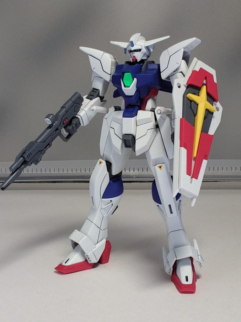 武装はインパルスのライフルとシールドを、腰のサイドパーツ、ビームサーベルはウィンダムのジャンクパーツを使用しています。