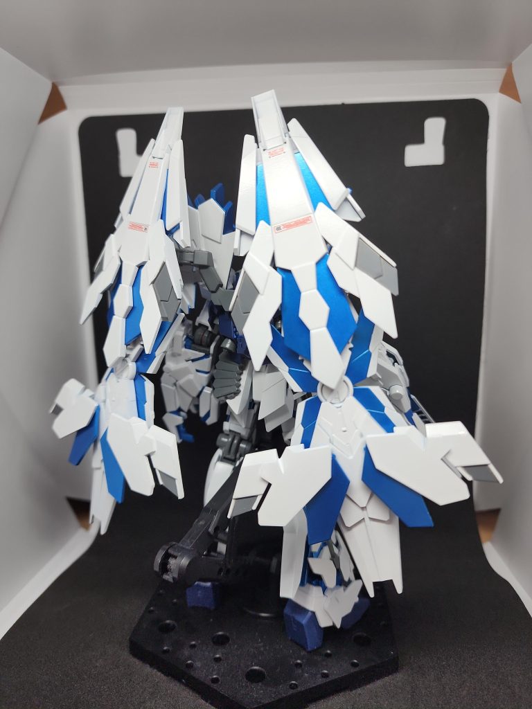 背面です。今回1番こだわった部分はアームドアーマーDEの塗り分けです。マスキングしてニュートラルグレーで塗り分けました。不器用な僕にとっては上手くいった方だと思います。