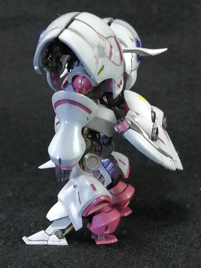 塗装はグレーサフ→ガンクローム→クールホワイト→ダイアモンドシルバー→スーパークリアⅢ  ピンクの部分は蛍光ピンク+ガンクローム、紫はガンクローム+クリアブルー+クリアレッドです。 フレームはMSグレー連邦系メタリックです。 で、エナメルの銀や金、メタリックグレイ、パークグリーンでチョコチョコ。