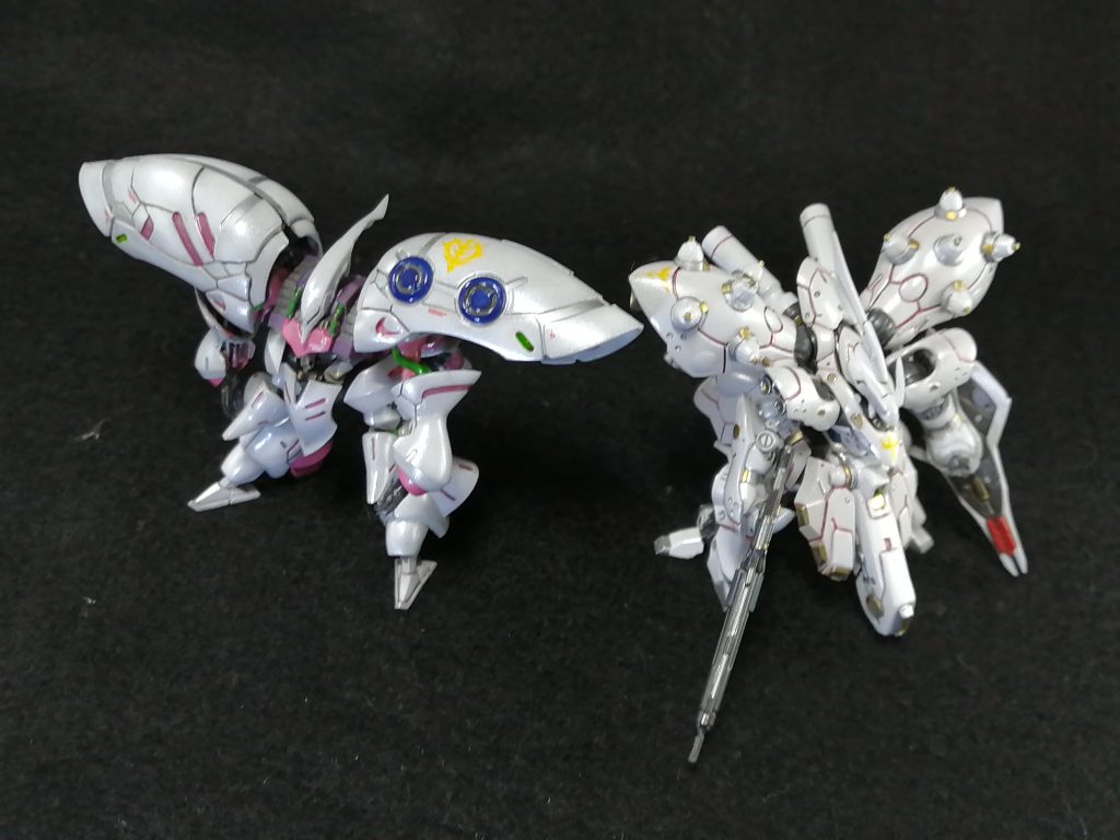 同じ白い機体とツーショット。