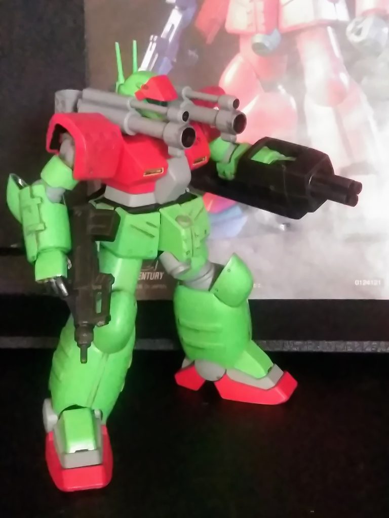 『パンプキン小隊エンリケ・ゴンザレス准尉』搭乗機 ブルパップマシンガン、左腕固定式四連ガトリング