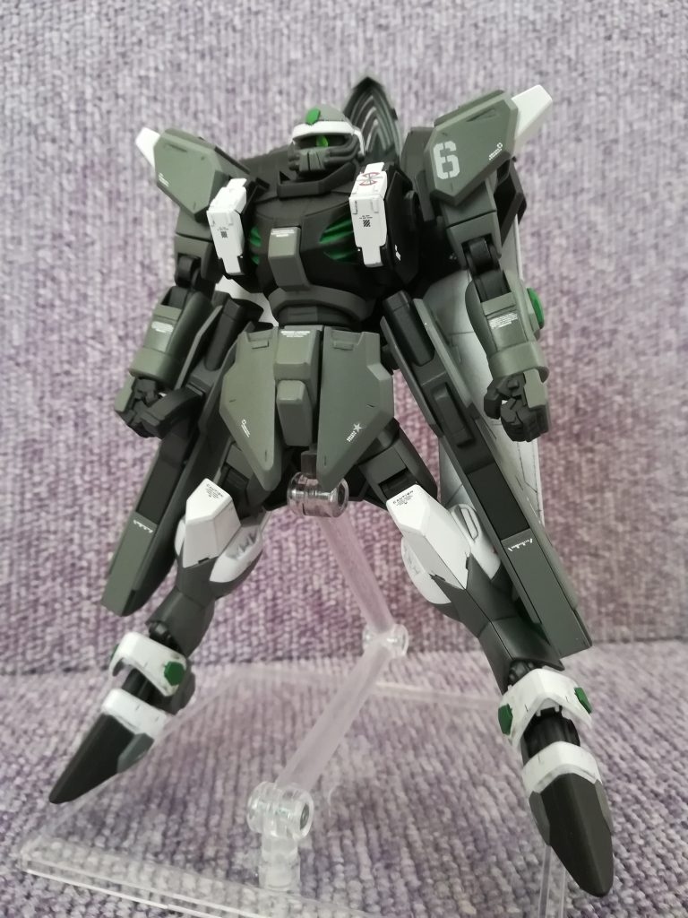 先人達の作例も参考にしながら、最近のHGに引けを取らないクオリティを目指しました。量産機ということで、デカールはいつもより少なめです。緑色のクリアパーツを使用したセンサー系統がお気に入り。