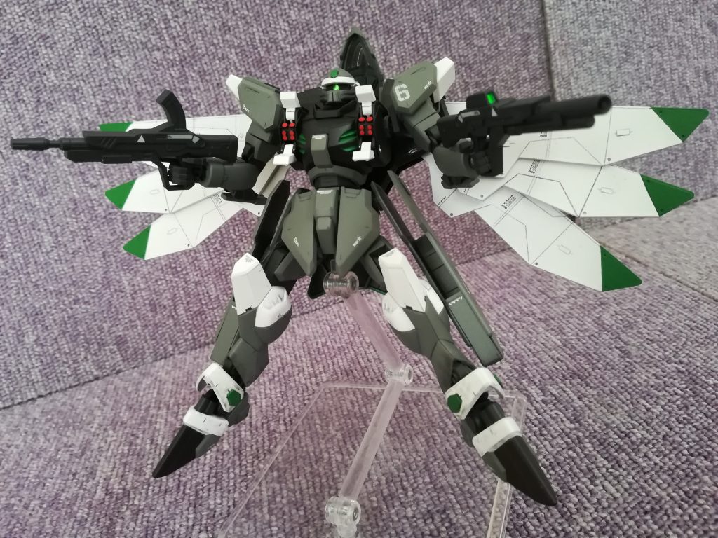 キットではオミットされている胸部ミサイルハッチを再現しました。存在感は薄い武装ですが、こだわった部分です。バスターガンダムの腰部アームジョイントをベースに改造しました。
