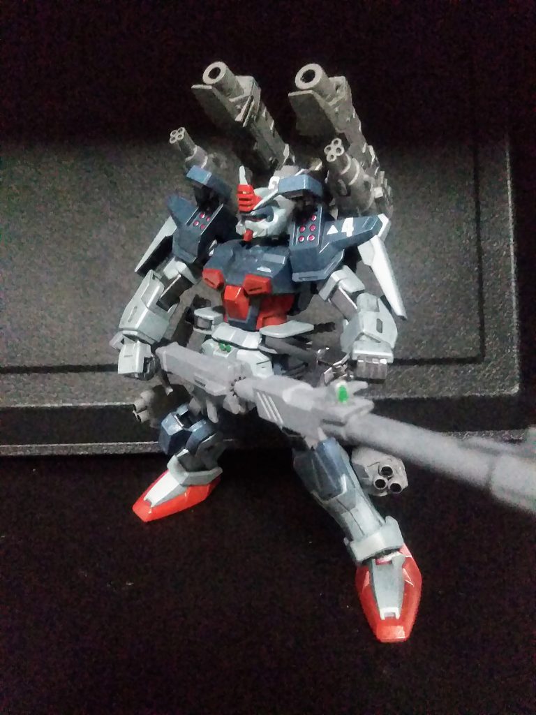 この子は『バスター』に名前負けしないように、何も考えず盛りまくりました。　背部レールキャノン×２、肩部４連ガトリング×２、脚部３連ロケットランチャー×２