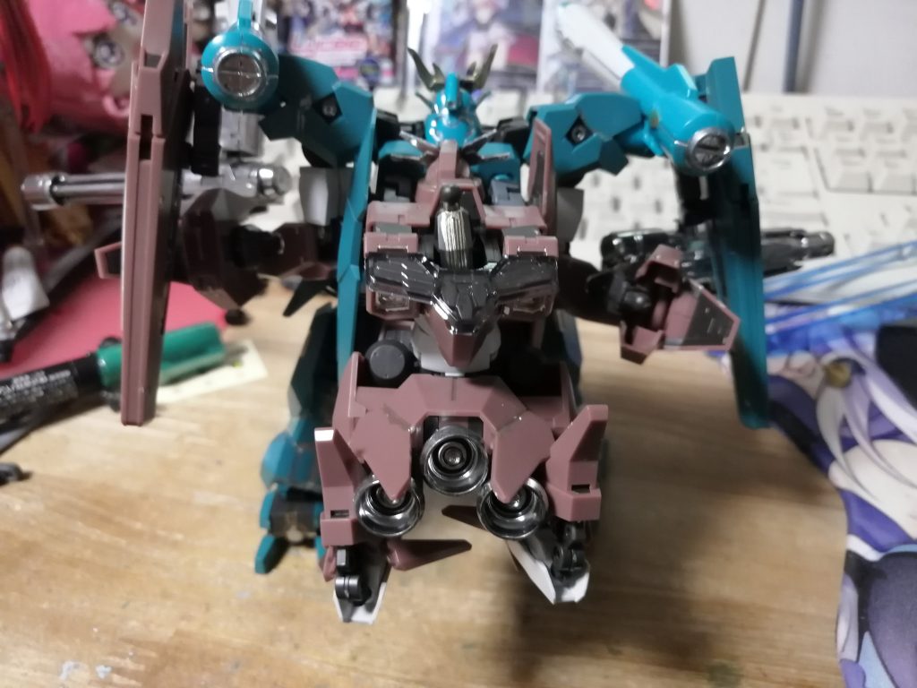 後ろ　以上です　まあ今回の画像自分のTwitterにあげたやつがたいはんです　あと今ももっとカッコイイ合体無いか探してます　この機体穴がなさすぎる　またはでっぱり棒　まあまだ穴開けはやめとこう