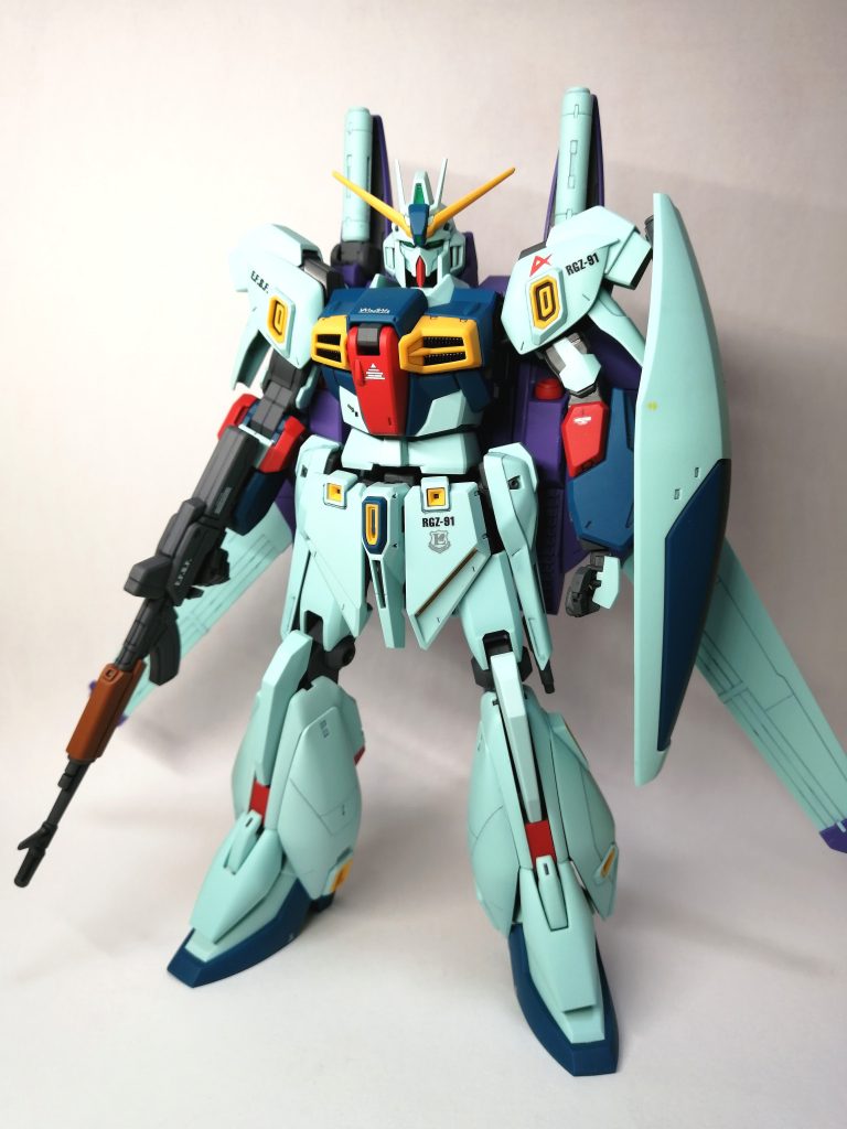 スミ入れ・部分塗装・デカール貼り付け・つや消しトップコートで仕上げました。改修はバーニアをシャインシルバーで塗装したこと、デカールを少し追加して貼り付けたことくらいです。