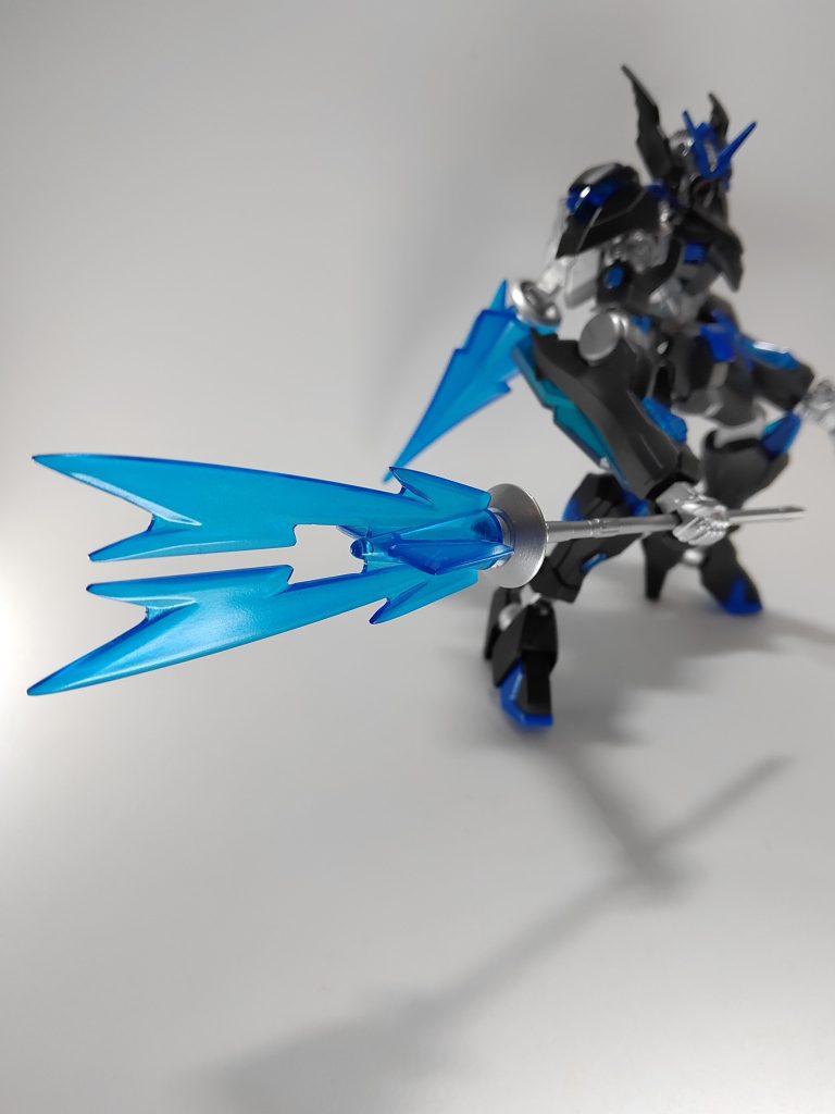 プラズマメイス特殊物質で形成された大鎚本体には高圧プラズマが流れており、接触した物質を大量の電気が襲い、内部から破壊するバルバトスのメイス+LBXゼウスのハンマー