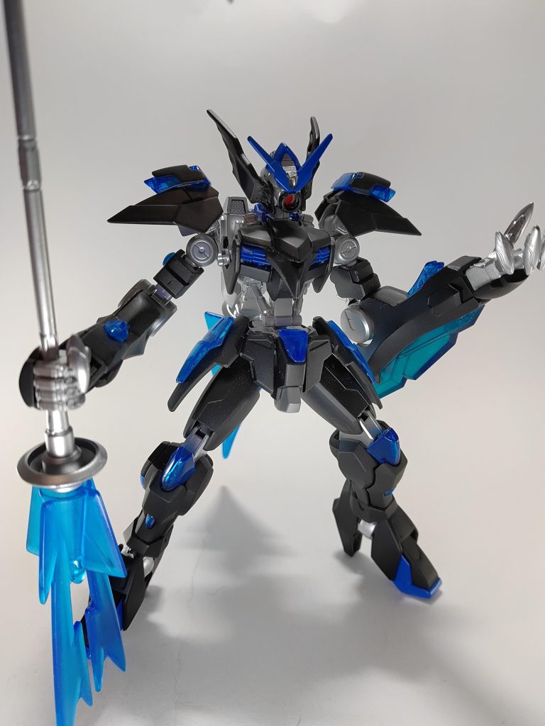 唯一分かっている事といえばガンダムフレームを使用した機体であるという事のみである。しかし、あのような機体は我々のデータベースに登録されていない。後に正体不明の存在は人々から具現化した厄災『ディザストロ』の名で呼ばれ、恐れられる事となる。