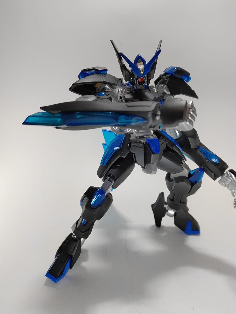 腕部ブレード特殊物質で形成された大型ブレードプラズマを纏った刃による斬撃は、ナノラミネートコートすら瞬く間に溶断するというコトブキヤ、エグゼニスウィングのクリアパーツ流用