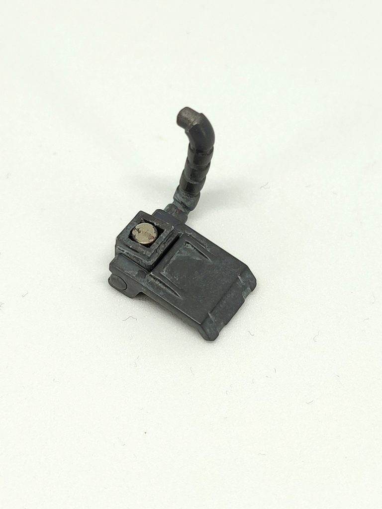 肩の内面とホルダーにネオジム磁石を内蔵しています。