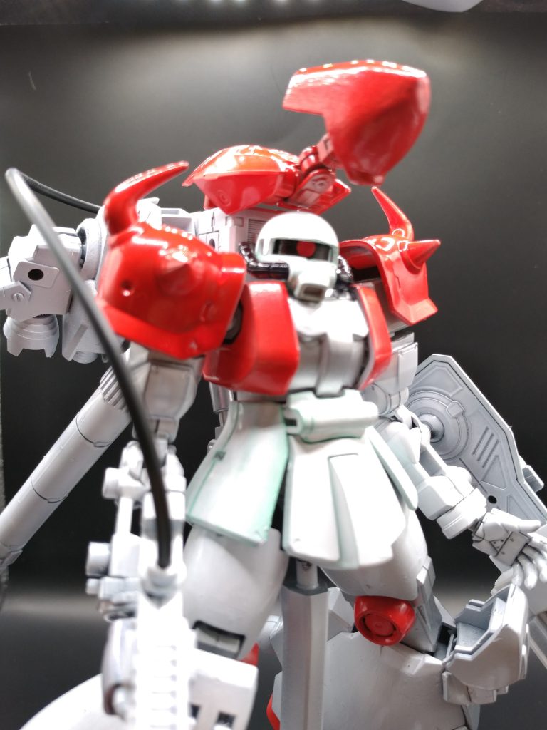 アズールを作った時に持て余していたパーツや腰が折れてお亡くなりになったこいつなどのパーツを寄せ集めました。パーツ構成からアイナザクみたいな名前をつけましたが、高機動試作型を改造する意味は無いですよね。