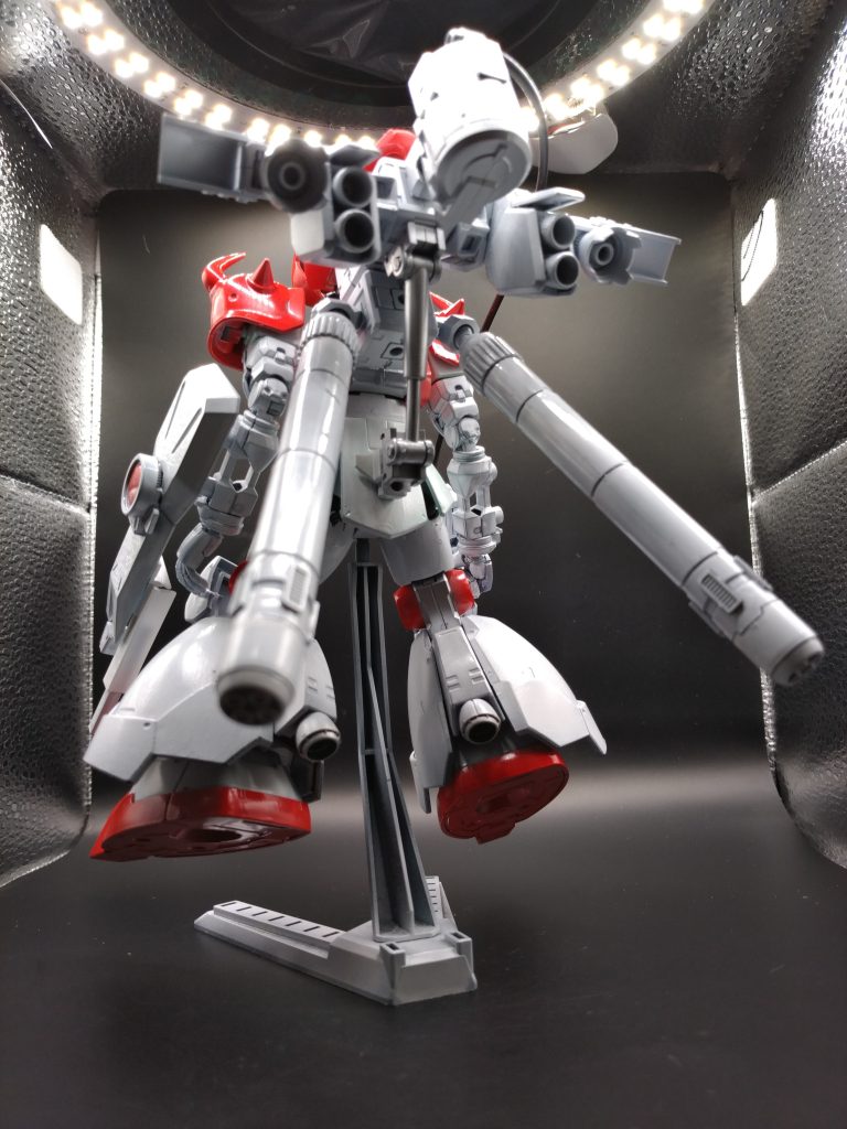 うしろすーがた。それにしたってジオニック社とツイマッド社が普通に手を取り合っていれば連邦に勝てたのではと思う春先。