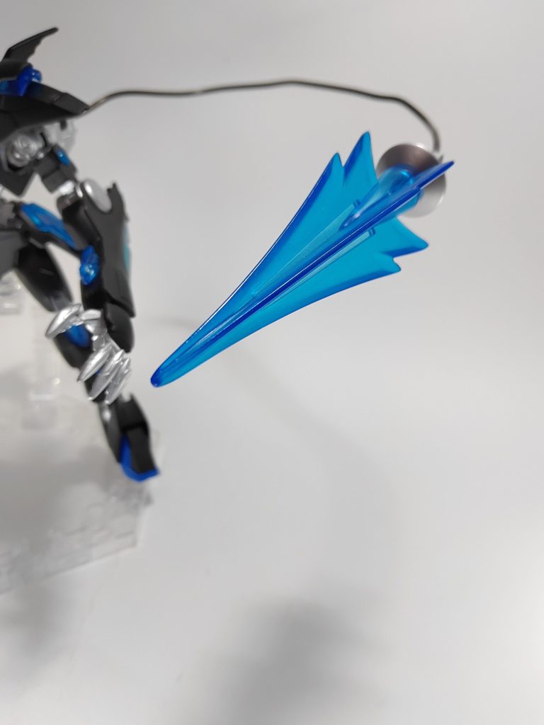 テイルスピアー特殊物質で形成された有線武装先端の槍の得物は纏っているプラズマにより青色に見えるというルプスレクスのテイルブレード+LBXゼウスの槍ワイヤーは百均の2mmくらいの物を使用