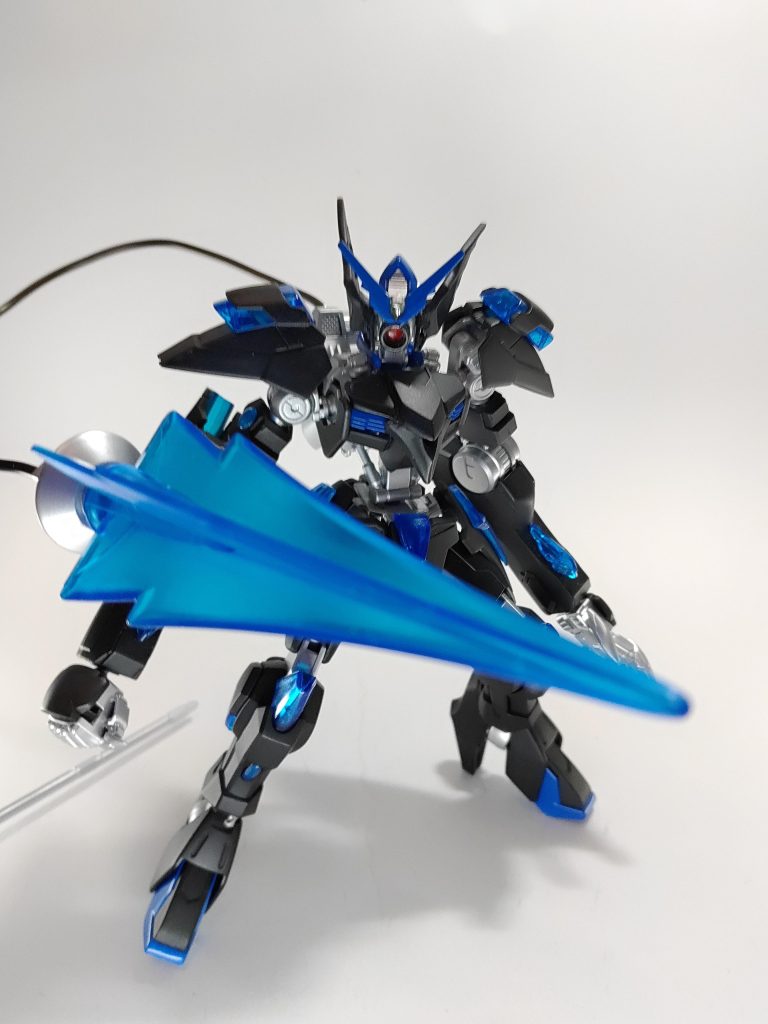 頭部はバルバトス+エンペラーM5、アイカメラはアイズレッドを使用、裏側にアルミホイルを詰め込んでいます額アンテナは初めは付ける予定無かったのですが塗装失敗したのを誤魔化すために急遽付けたモノなので明らかに浮いてますね…残念SF映画によくある単眼タイプの敵イメージ胴体はバルバトス+エンペラーM5肩はシエルノヴァ指揮官用+トライバーニング腕部はルプスレクス+トライバーニングモールドは全体的に消して丸っこくしていますサブアームが付いていた部分に肘ブレードを追加下半身はバルバトス第6+トライバーニング、爪先の爪は除去