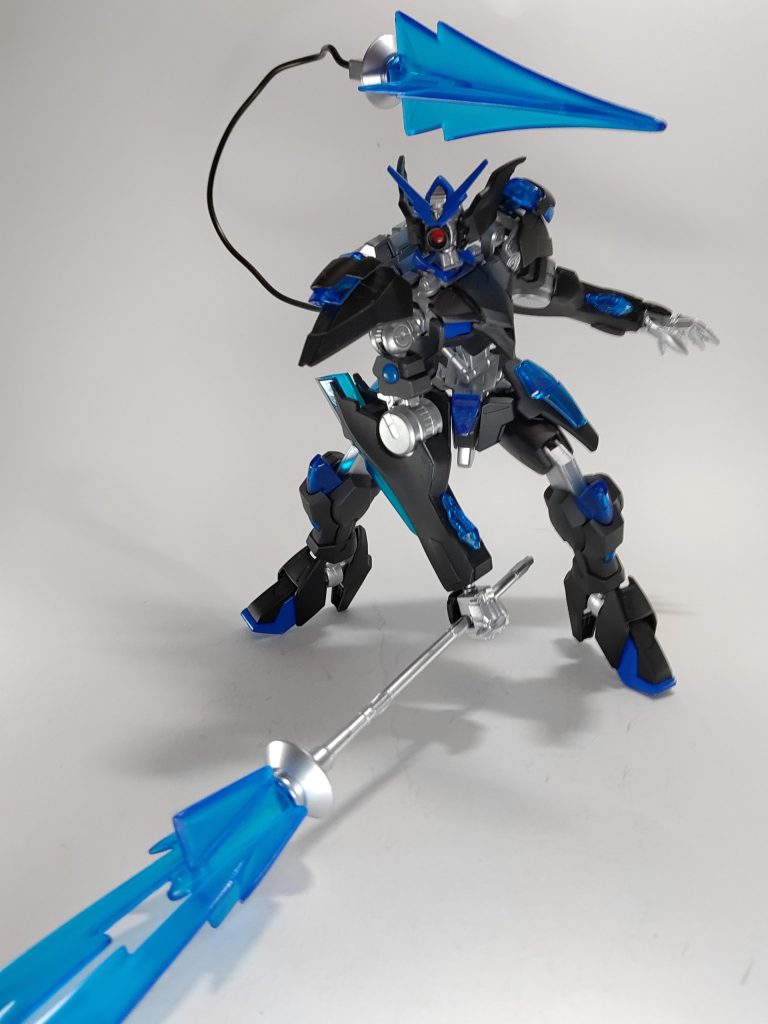 だが人々は……我々は信じている。我らが英雄アグニカ・カイエルが、かの暴虐なる存在を討たん事を。