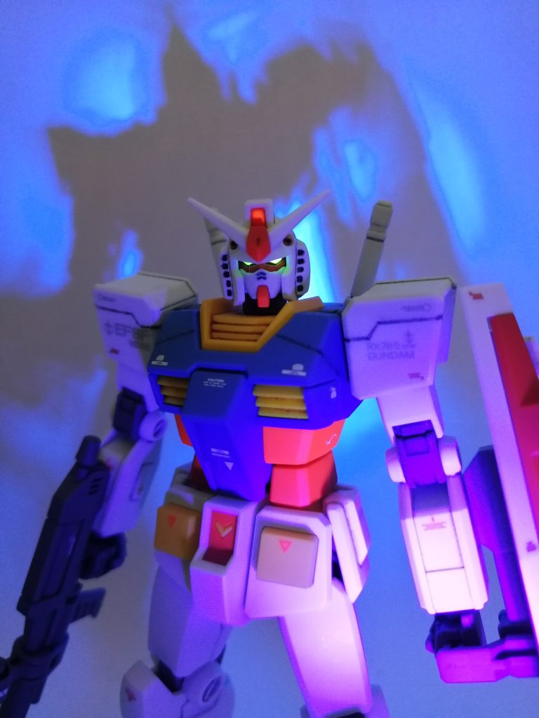 いつものごとく、頭部カメラは蛍光イエローと蛍光レッドで発光します。今回はバーニアも蛍光ブルーで発光します。