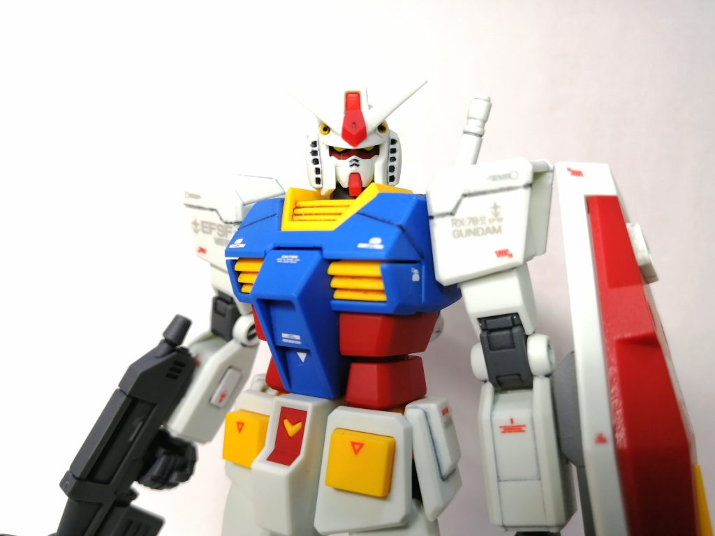 胸部と肩アーマーと脚部にスジ彫りを施しました。きれいにスジ彫りするのは難しいですね😃まだまだ練習が必要です。