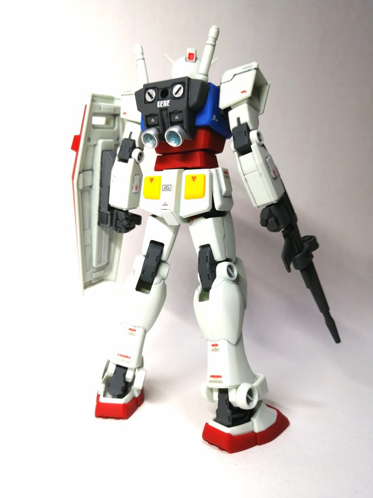 腕部の穴と腰部の後部の穴を埋めるために、プラ板を貼り付けました。初めてにしては、まあまあのできかなと。