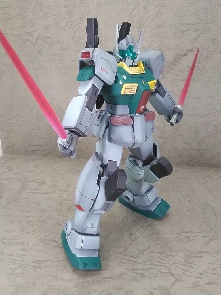 連邦に似合って公国に似合わないポーズ近接武器二刀流全武装パージ後の最後の攻撃(逆に公国側はヒート武器のヒートオフファイナルアタックが似合うけど)この前のスタジェもそうだけど肩マウント武器機体は動きがかなり制限されますね ではではこの辺で