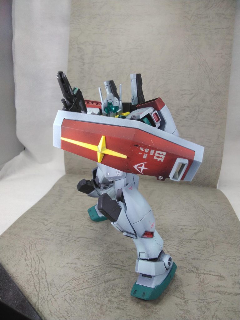 塗装はウェザリングを仕様しないでグラデで陰影表現をしてみようと黒立ち上げでグラデで白　緑はやりましたが　思ったよりグラデかからない　もう少しエッジに黒を残したかったけど中々思うようにいかないですね緑に関してはベタ塗りにしか見えねぇ…