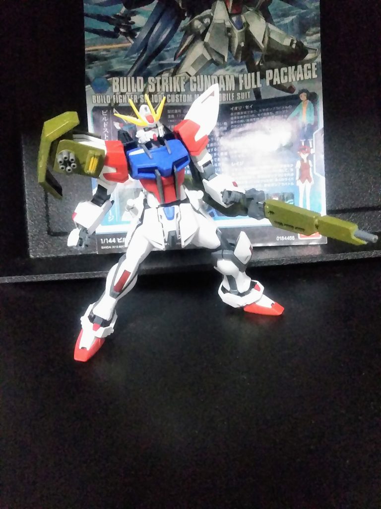 右肩の『ガトリング』『ミサイル』及び『高エネルギー収束砲』