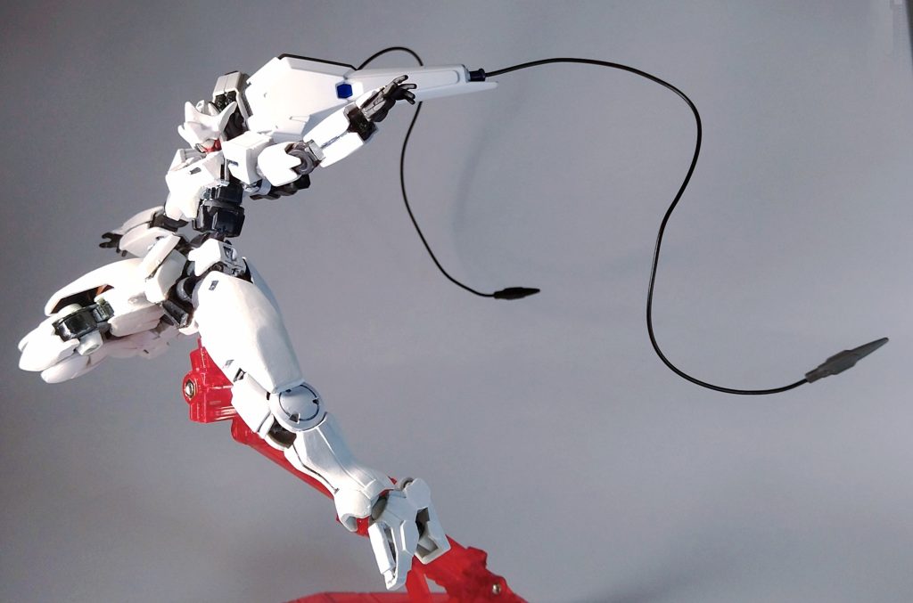 背中に装備されているのはEx-Sのビームカノン…ではなく、エグナーウィップ(00版ヒートロッド)です。射角も広く、敵機の捕縛のほか、壁とかに刺して立体起動も行うことができます。ス○イダーマン…ベギルベウのワイヤーは流用しやすくて便利ですよね。