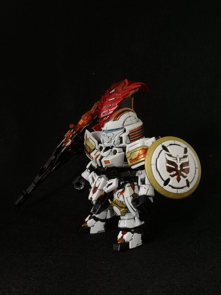 この角度が気に入ったので、いつもの棚ではなく机から見える位置に飾ってます。