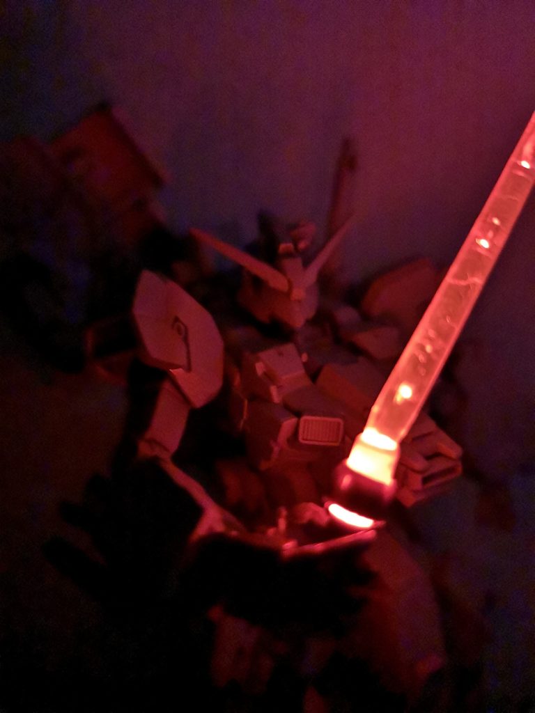 ビームサーベルはコトブキヤのLEDソードをベースに改装しました。とにかく光らせたかったです。