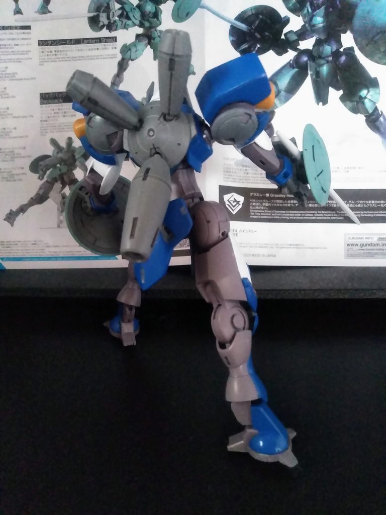 ナンやカンやあって発売当日もスルーしていたのです。仕事帰りにプリンターのインクを買いに某電気量販店に立ち寄ります。この店舗にはオモチャ専用フロアがあり、何のきなしに、覗いて視ると、売れ残りを発見。さて、帰るかと振り向くと、やはり売れ残りの『ナイトメアフレームのラ〇スロット』が。その時、天啓が『騎士つながりだ!』と。なので最初の気持ちはどこへやら、購入いたしました。