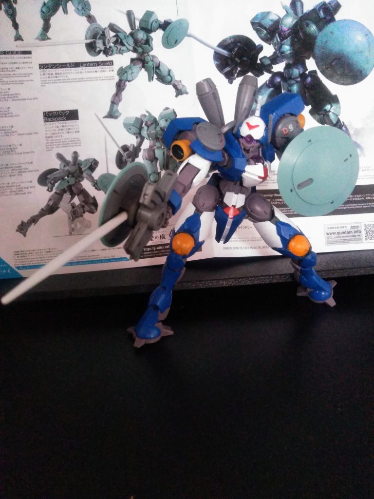 いざ購入したはいいですが、『侵略ロボ』のイメージは拭えず、ぱっと見、『騎士』には違いない。頭をひねくり回し、これは『テッカ〇ン』又は『N,M,F,ランス〇ット』『ナイトアンドマジック』(でいいんでしたっけ?)と相成りました。(この時、参考にすべき、皆様の作品がほとんどアップされてなかったのです。)