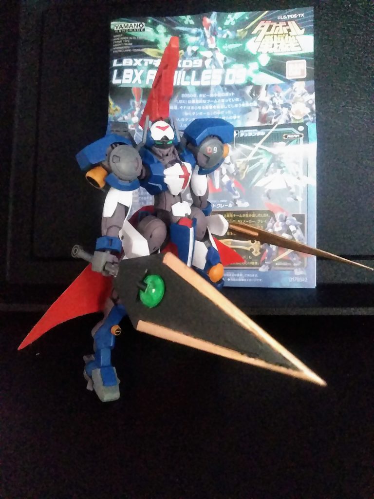 2050年。子供達に圧倒的人気を博したホビー用小型ロボット。『Little Battlers Experience』L,B,X, ダンボールの中で闘う彼らを人は『ダンボール戦機』と呼んだ!