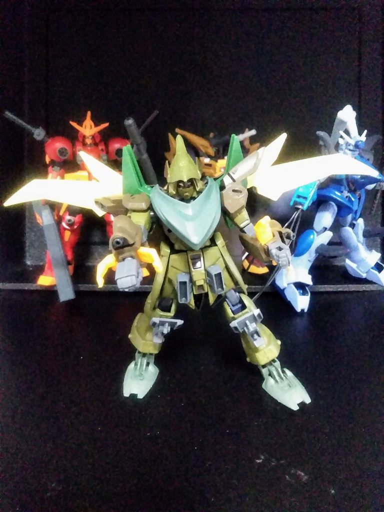 両腕にビームガン、ウィングで何でも切り裂く。