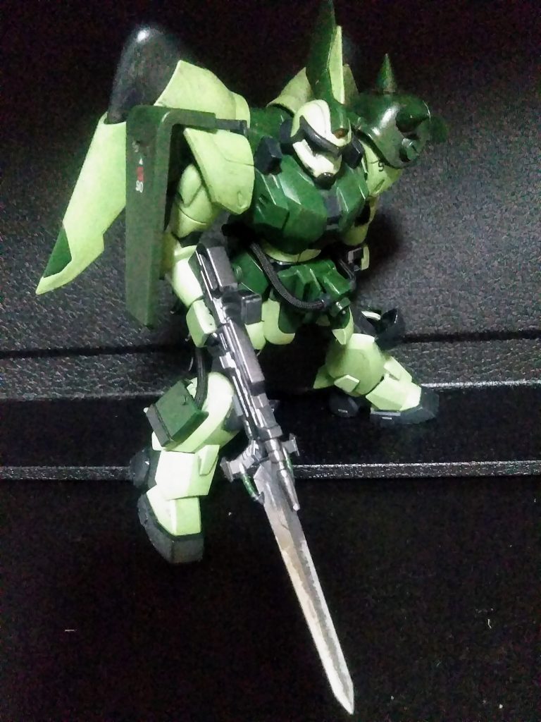 発売日当日に購入したこの子。何を思ったのか、『ザク』っぽく作りたかったようで、意匠を色々取り込もうとしたようです。(20数年前なので記憶にございません。) 武装といい、カラーといい、中途半端なスラスターのお陰で結果『ハイマニューバ』に『クラスチェンジ』したような風貌に😓