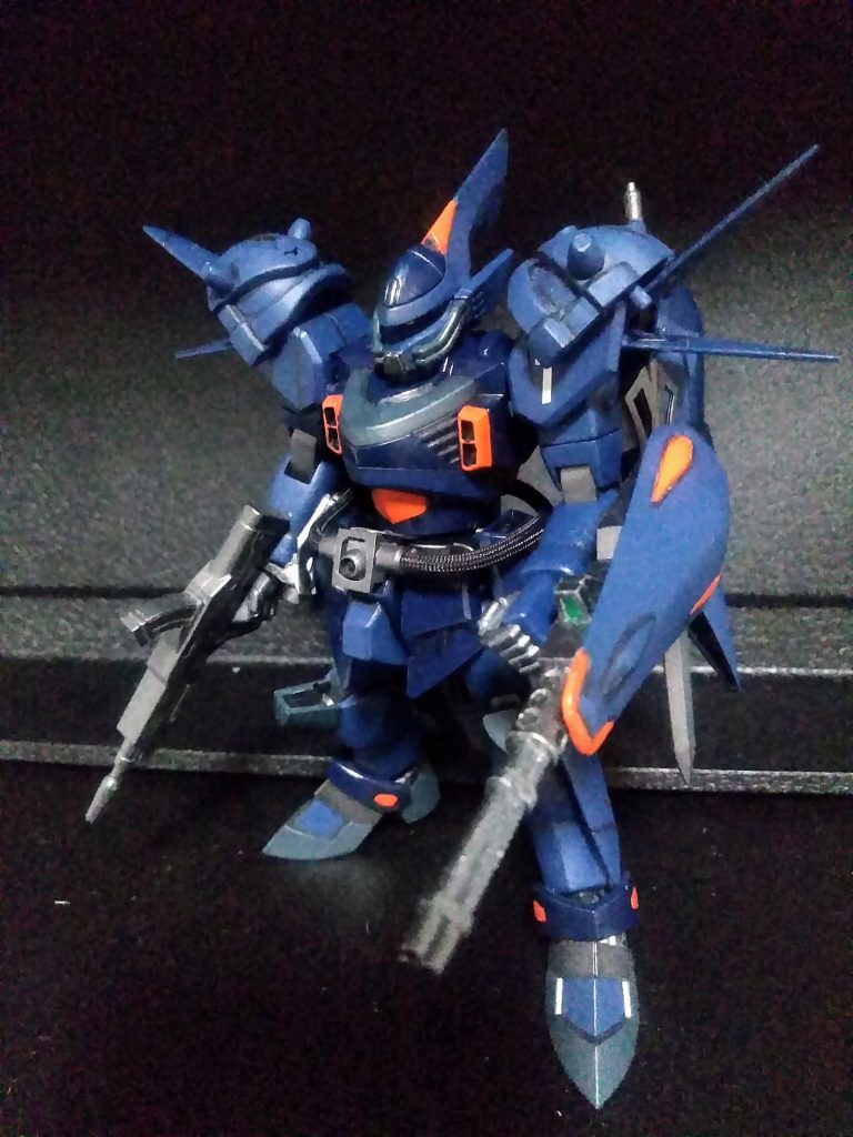 そしてこの子。どうせ『グフ』のつもりなんですよ。でも、このカラーリングは間違いなく『ディープアームズ』ですね。(だから！何故他人事😠😠)