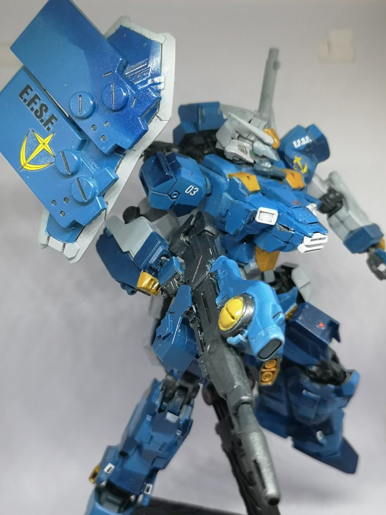 ビームライフルはジェガンのライフルを長銃身にして大型のジェネレータを載っけてます。専用であり、共有できる感じです。