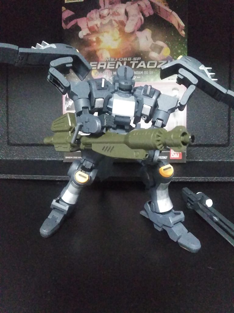 しかし、実際は『ポッチャリ』が禍して、関節へたりまくり、この子に至っては上半身と下半身に『合体分離機能』が勝手に付与されてしまいました。