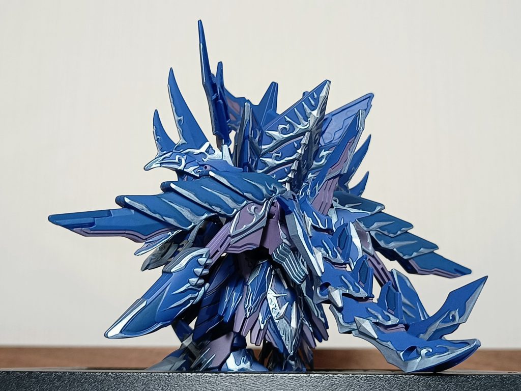 斜め後ろから。青は濃淡で2色、銀も2色で塗り分けたんですけどほとんど分かりませんね!